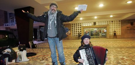 Herec Jaroslav Haidler na demonstraci Pirátské strany ped ústeckým magistrátem v roce 2010.