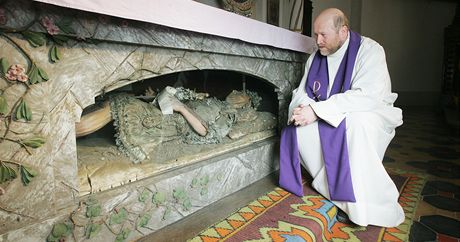 Kaplan Jií piík u ostatk sv. Hypolita v kostele Nanebevzetí Panny Marie v Jindichov Hradci.