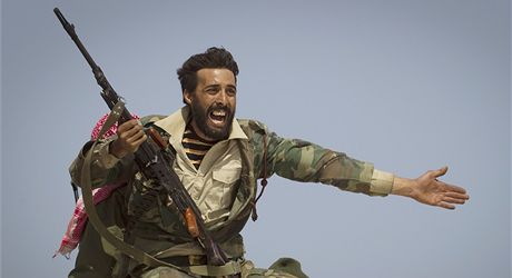 Libyjtí rebelové jsou velmi patn vyzbrojení a mají jen bídný výcvik