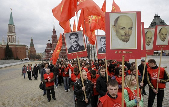 Rutí komunisté slaví 140. narozeniny V.I. Lenina na Rudém námstí v Moskv (22. dubna 2010)