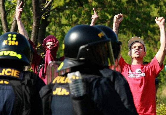 Anarchisté protestují proti pochodu neonacist v Krupce (25.4.2009)