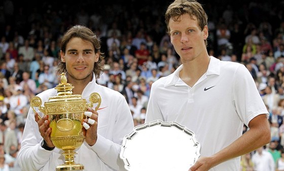 Rafael Nadal (vlevo) a Tomá Berdych po finále Wimbledonu 2010