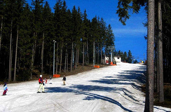 Ve Skiareálu Lipno bylo o svátcích málo lya a sníh byl jen na sjezdovkách. Píchozí si vak zalyovali pkn. (Ilustraní snímek)