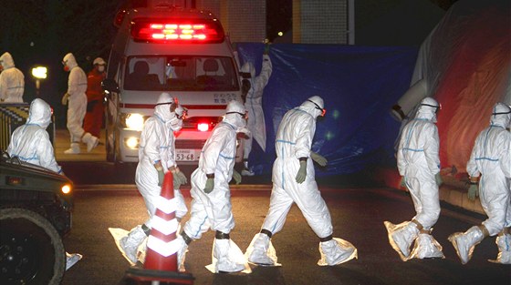 Zdravotníci z nemocnice ve Fukuim se pipravují na záchranné práce v okolí poniené jaderné elektrárny. (24. bezna 2011)