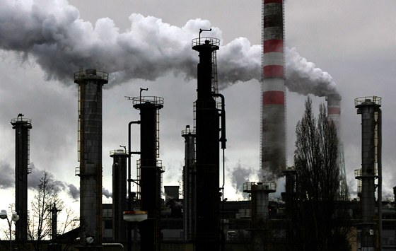 Komíny paroplynové elektrárny spolenosti Sokolovská uhelná ve Vesové u Chodova. Ilustraní snímek