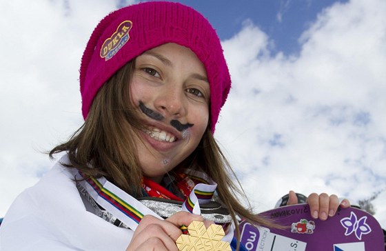 Eva Samková se zlatou medailí Mezinárodní lyaské federace FIS z MS 2011.