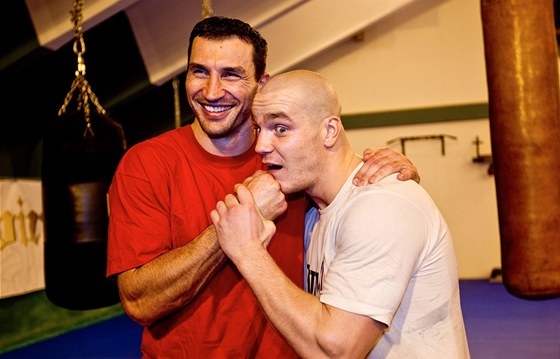 Vladimir Kliko (vlevo) s eským boxerem Ondejem Pálou.