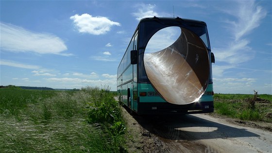Dílo Lukáe Rittsteina, autobus postavený kolem roury