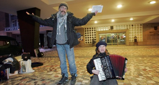 Herec Jaroslav Haidler na demonstraci Pirátské strany ped ústeckým magistrátem v roce 2010.