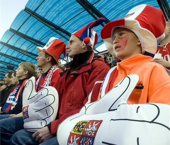 NEPOVZBUZOVALI. Stadion v eských Budjovicích byl sice vyprodaný, fandové ale moc nefandili.