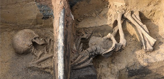 Objeven kostra star asi 2 700 let.