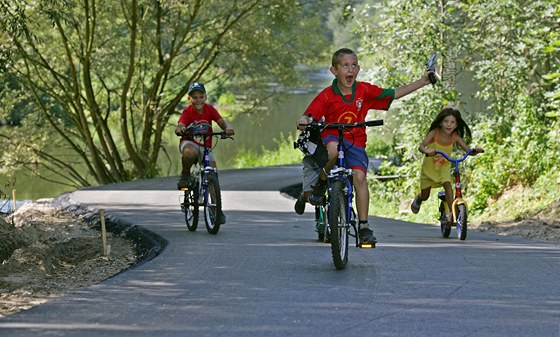 Pokud by msto ást mezi karlovarským Kauflandem a Intersparem nepostavilo, pátení úsek cyklostezky z Chebu do Chomutova by zstal nedokonený a cyklisté by v Karlových Varech museli kola penáet.