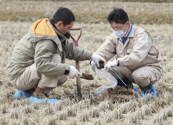 Japontí odborníci zkoumají kontaminaci pdy v okolí elektrárny.