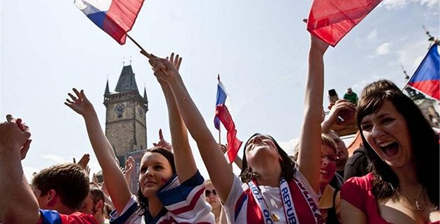 Fanynky českých hokejistů při oslavách titulu mistrů světa na pražském Staroměstském náměstí Fanynky českých hokejistů při oslavách titulu mistrů světa na pražském Staroměstském náměstí