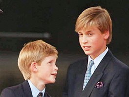 Princ William (prvn zprava) s rodii a bratrem Harrym (19. srpna 1995)