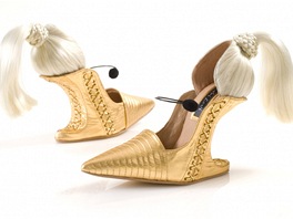 Extravagantn boty: nvrh Kobi Levi proslul tmi neblznivjmi obuvnmi kreacemi vytvotil tento model na oslavu Madoniny slvy. Jako atributy zvolil blond vlasy a legendrn Gaultierovu piatou podprsenku