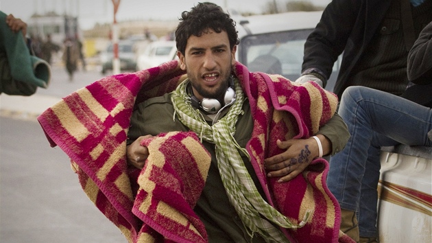 Libyjtí povstalci prchají z Rás Lanúfu (30. bezna 2011)