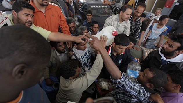 Libyjci se petlaují o palivo u benzínky poblí msta Adadábíjá (30. bezna 2011)