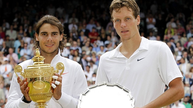 Rafael Nadal (vlevo) a Tomá Berdych po finále Wimbledonu 2010