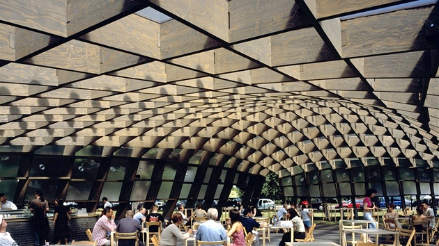 Mourv londýnský Serpentine Gallery Pavilion je z roku 2005.