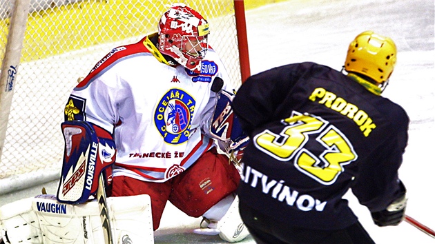 Litvínovský hokejista Ivo Prorok před třineckým brankářem Vlastimilem Lakosilem. (24. září 2002) Litvínovský hokejista Ivo Prorok před třineckým brankářem Vlastimilem Lakosilem. (24. září 2002)
