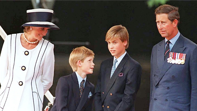 Princ William (první zprava) s rodii a bratrem Harrym (19. srpna 1995)