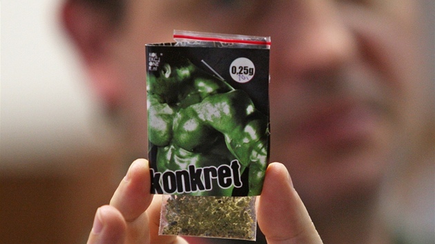 Jedna ze syntetických drog z obchodu na Stodolní ulici, které jsou prodávány jako sběratelský předmět. Jedna ze syntetických drog z obchodu na Stodolní ulici, které jsou prodávány jako sběratelský předmět.