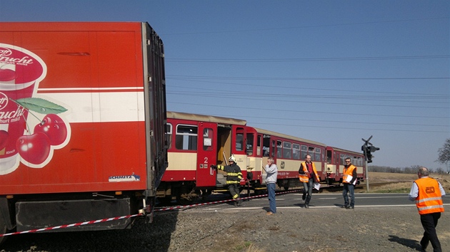 Místo stetu vlaku a kamionu ve Velkých Hoticích na Opavsku.