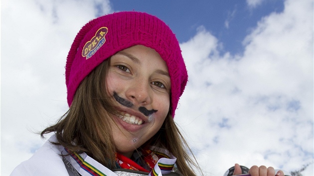Eva Samkov se zlatou medail Mezinrodn lyask federace FIS z MS 2011.