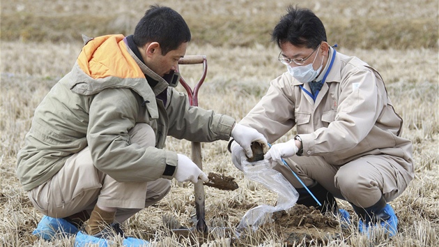 Japontí odborníci zkoumají kontaminaci pdy v okolí elektrárny