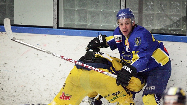 Jindřichohradecký Marek Dvořák se octil v nelichotivé pozici po ataku šumperského Tomáše Drtila. Jindřichohradecký Marek Dvořák se octil v nelichotivé pozici po ataku šumperského Tomáše Drtila.