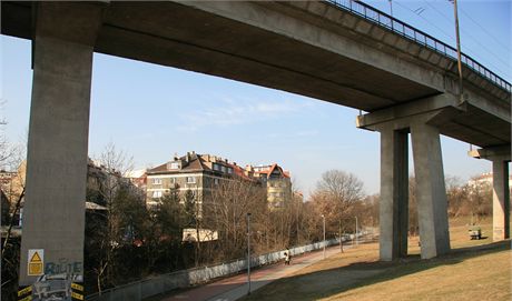 elezniní most v Libni je ve patném stavu.