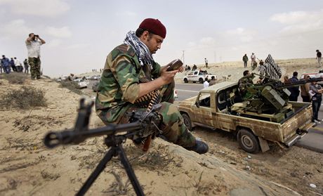 Libyjtí rebelové u msta Briga (7. dubna 2011)