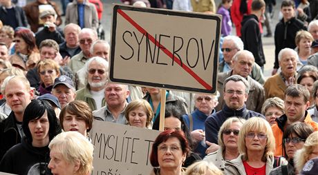 Demonstrace ped libereckou radnicí na podporu primátora Jana Korytáe.