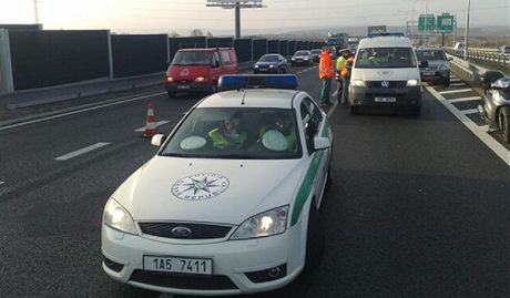 Policie odklání osobní auta na ulici K Barrandovu. (ilustraní snímek)