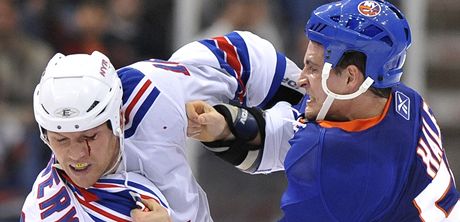 KREV. Sean Avery z New York Rangers (vlevo) inkasoval ránu nad levé oko.