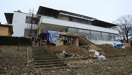 24. ledna 2010 byla ve vile Tugendhat podepsána smlouva o zahájení její rekonstrukce. Od té doby smí do funkcionalistického skvostu jen stavai a restaurátoi. (21. leden 2011)