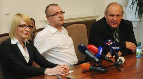 Poslanci za Vci veejné Kristýna Koí, Jaroslav kárka a Stanislav Huml (7. dubna 2011)
