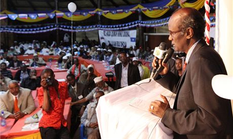 Somálský politik Mohamed Abdí Gándhí pi vyhlaování nového státu Azánie pi slavnosti v Keni (3. dubna 2011)