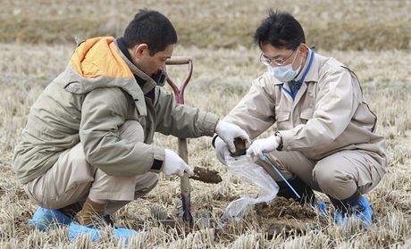 Japonci berou vzorky, aby zkontrolovali zamoenost pdy v prefektue Fukuima.