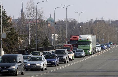 Dopravu pes Frýdek-Místek dlouhodob trápí kolony vozidel. Obchvat je jedinou záchranou.