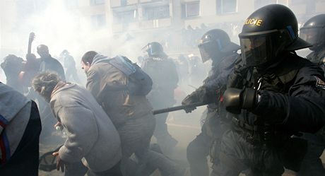 Policie rozhání blokádu pochodu dlnické strany v Krupce (9. dubna 2011)