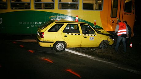 Dopravn nehoda vlaku a auta taxisluby u obce Velk Hotice.