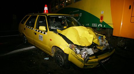 Dopravní nehoda vlaku a auta taxisluby u obce Velké Hotice.