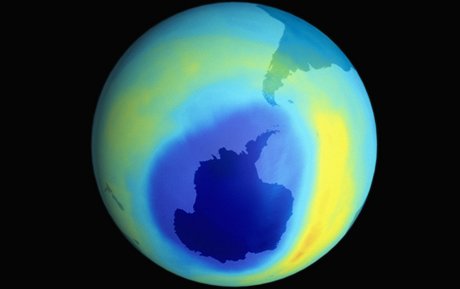 Ozonová díra, jako je nad Antarktidou na snímku, nad Arktidou není. Zatím. 