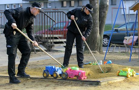 Stráníci ve Strakonicích kontrolují dtská hit. Hledají injekní stíkaky, stepy nebo dalí nebezpené pedmty. 