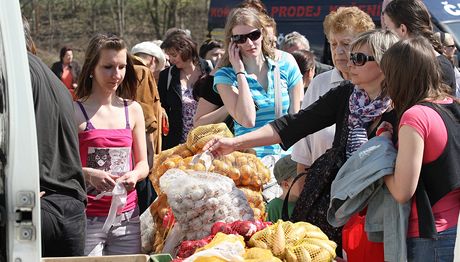 Farmáské trhy na parkoviti u zahradnictví Fier na Roudné v Plzni. 