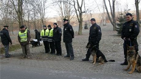 Do pátrání se zapojil i policejní psovod. Ilustraní foto