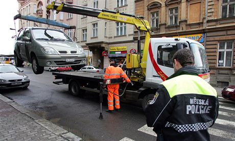 Za naloení a sloení auta si ISP útuje bez dan 500 korun, jeden kilometr vyjde na 18 korun. Ptikilometrová trasa tak vyjde bez DPH na 590 korun. (Ilustraní fotografie)