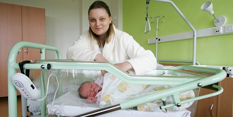 Veronika Matulová z Prahy porodila v ostrovské nemocnici v úterý holiku Anetku.